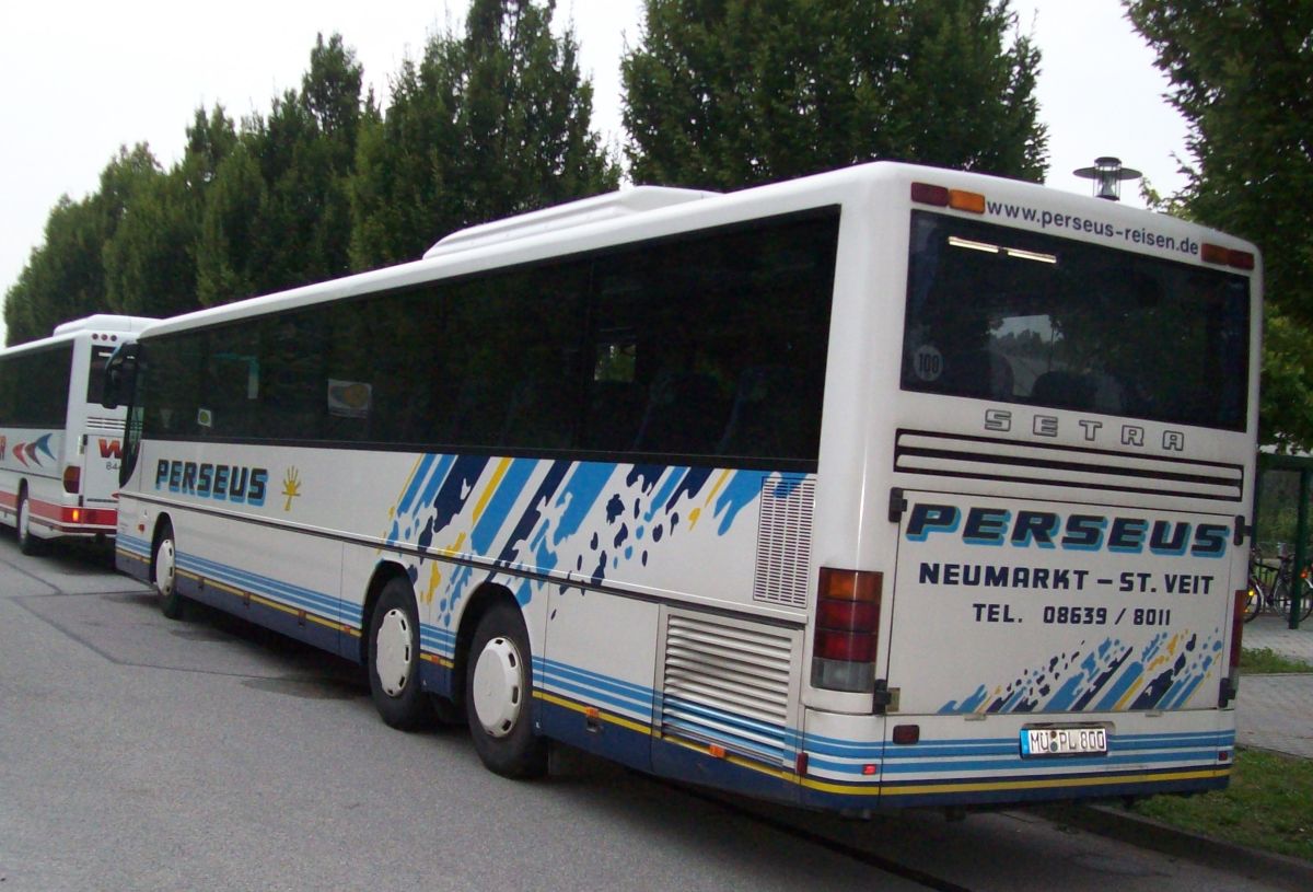 Setra S 317 UL-GT (Baujahr 2003) von Perseus-Reisen aus Neumarkt-St. Veit. 57 Schlafsitze vom Modell Setra Top (mit kippbarer Sitzbank an der Mitteltür; 2 Reiseleitersitze möglich), angebracht auf den 230 mm hohen Podesten, sind in diesem 13,85 m langen Dreiachser verbaut. Auch ein Rollstuhllift am Mitteleinstieg gehört zur Ausstattung. Der Antrieb erfolgt durch den Reihensechszylinder MB OM 457 hLA mit 300 kW (408 PS) (Leistung mittels Chiptuning gesteigert - ca. 450 PS) und das Sechsgang-Schaltgetriebe MB GO 210-6.
Anfang 2015 verabschiedete Perseus den ca. 11-jährigen Bus. Als Ersatz wurde ein neuer Setra S 417 UL-SF beschafft.
Diese Aufnahme konnte ich am 3. 9. 2012 am Bahnhof in Schwindegg anfertigen, als der Bus auf einem Schienenersatzverkehr zwischen Schwindegg und Mühldorf/Inn (Bahnstrecke Mühldorf - München) zum Einsatz kam.