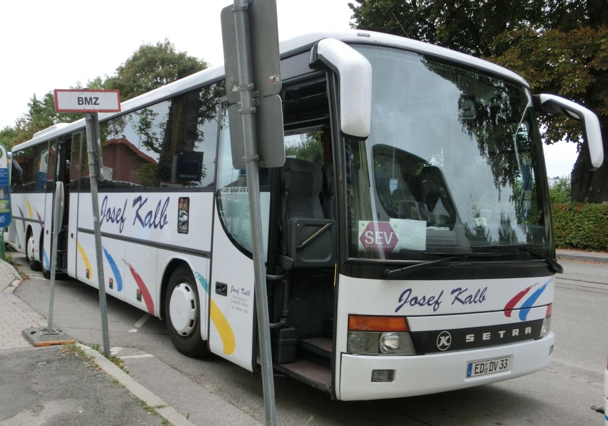 Setra S 319 UL-GT von Josef Kalb aus Norlaching bei Dorfen. Das Fahrzeug ist vom Baujahr 2000; in ihm verbaut sind 71+2 Schlafsitze vom Modell 'Top' mit Lederkopfteil (mit kippbarer Sitzbank am Mitteleinstieg), eine TV-Anlage mit zwei Monitoren sowie R�ckfahrwarnsensoren. Motorisiert ist der XXL-Setra mit einem Reihensechszylinder Typ MB OM 447 hLA mit 257 kW (350 PS), die Kraft�bertragung erfolgt durch ein Sechsgang-Schaltgetriebe.
Im August 2014 trennte sich die Fa. Kalb von diesem Bus.
Festhalten konnte ich ihn am 2. 9. 2013 am Bahnhof in Dorfen bei einem den Abschnitt M�hldorf - Dorfen betreffenden Schienenersatzverkehr an der Bahnstrecke M�hldorf - M�nchen.