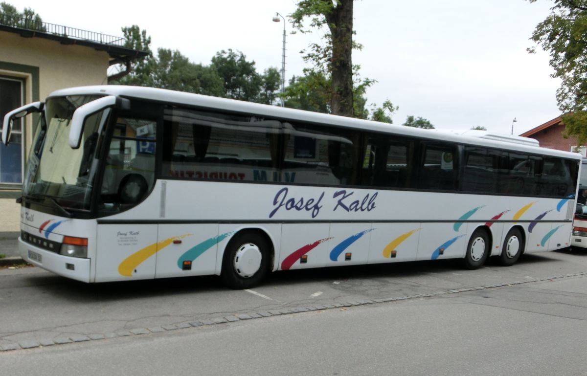 Setra S 319 UL-GT von Josef Kalb aus Norlaching bei Dorfen. Das Fahrzeug ist vom Baujahr 2000; in ihm verbaut sind 71+2 Schlafsitze vom Modell 'Top' mit Lederkopfteil (mit kippbarer Sitzbank am Mitteleinstieg), eine TV-Anlage mit zwei Monitoren sowie Rückfahrwarnsensoren. Motorisiert ist der XXL-Setra mit einem Reihensechszylinder Typ MB OM 447 hLA mit 257 kW (350 PS), die Kraftübertragung erfolgt durch ein Sechsgang-Schaltgetriebe.
Im August 2014 trennte sich die Fa. Kalb von diesem Bus.
Festhalten konnte ich ihn am 2. 9. 2013 am Bahnhof in Dorfen bei einem den Abschnitt Mühldorf - Dorfen betreffenden Schienenersatzverkehr an der Bahnstrecke Mühldorf - München. Bei diesem Foto war ich leider etwas unachtsam, weshalb der Bus  verzogen  wirkt.