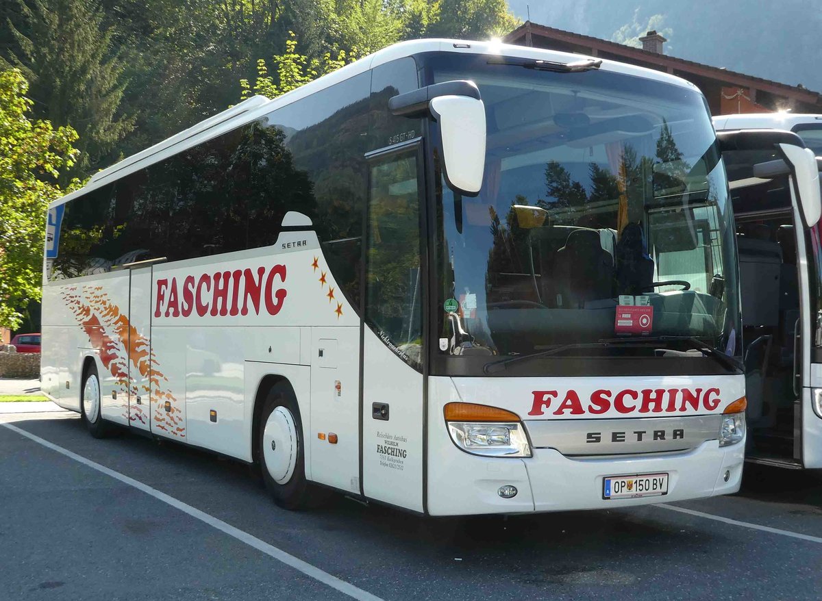 Setra S 415 GT aus Austria steht im September auf dem Parkplatz K�nigsee