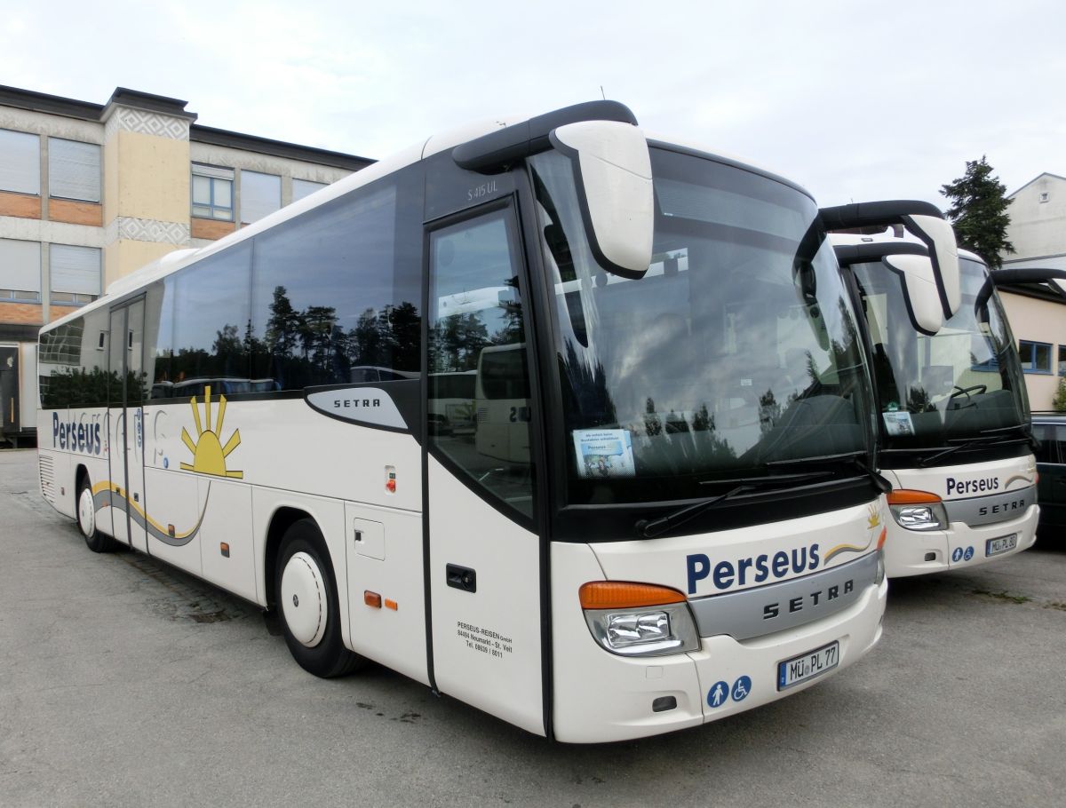 Setra S 415 UL-SF von Perseus-Reisen aus Neumarkt-St. Veit. Der 2011 gebaute Kombibus hat 49 Schlafsitze Modell 'Route' (kippbare Sitzbank am Mitteleinstieg, zus�tzl. 2 Reiseleitersitze m�glich), die auf erh�hten Podesten montiert sind, eine Gorba-Matrixanlage vorne, rechts (je gro�) und hinten (Liniennr.) und einen Rollstuhllift am Mitteleinstieg. Angetrieben wird er von einem Reihensechszylinder Typ MB OM 457 hLA (BlueTecEEV) mit 260 kW (354 PS) und dem Sechsgang-Schaltgetriebe MB GO 190-6.
Diese Aufnahme konnte ich am 29. 9. 2013 auf dem Abstellplatz in Waldkraiburg anfertigen.