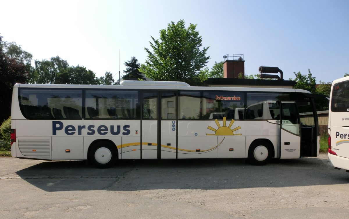 Setra S 415 UL-SF von Perseus-Reisen aus Neumarkt-St. Veit. Der 2011 gebaute Kombibus hat 49 Schlafsitze Modell 'Route' (kippbare Sitzbank am Mitteleinstieg, zus�tzl. 2 Reiseleitersitze m�glich), die auf erh�hten Podesten montiert sind, eine Gorba-Matrixanlage vorne, rechts (je gro�) und hinten (Liniennr.) und einen Rollstuhllift am Mitteleinstieg. Angetrieben wird er von einem Reihensechszylinder Typ MB OM 457 hLA (BlueTecEEV) mit 260 kW (354 PS) und dem Sechsgang-Schaltgetriebe MB GO 190-6.
Diese Aufnahme entstand am 25. 5. 2014 auf dem Waldkraiburger Abstellplatz von Perseus-Reisen.