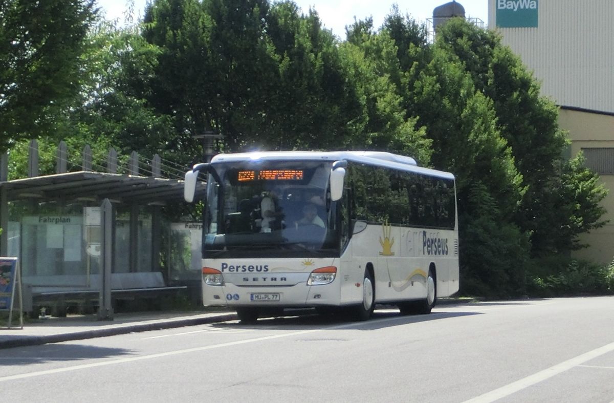 Setra S 415 UL-SF von Perseus-Reisen aus Neumarkt-St. Veit. Der 2011 gebaute Kombibus hat 49 Schlafsitze Modell 'Route' (kippbare Sitzbank am Mitteleinstieg, zus�tzl. 2 Reiseleitersitze m�glich), die auf erh�hten Podesten montiert sind, eine Gorba-Matrixanlage vorne, rechts (je gro�) und hinten (Liniennr.) und einen Rollstuhllift am Mitteleinstieg. Angetrieben wird er von einem Reihensechszylinder Typ MB OM 457 hLA (BlueTecEEV) mit 260 kW (354 PS) und dem Sechsgang-Schaltgetriebe MB GO 190-6.
Hier wurde er am 16. 7. 2014 am Ampfinger Busbahnhof abgelichtet.
