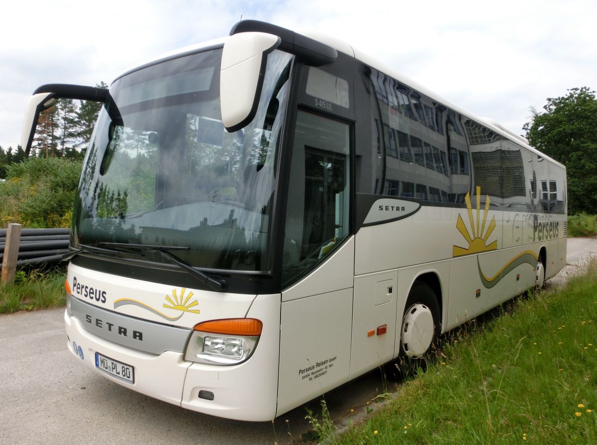 Setra S 415 UL-SF von Perseus-Reisen aus Neumarkt-St. Veit. Der Kombibus vom Baujahr 2010 hat 49 Schlafsitze (Modell 'Travel', kippbare Sitzbank am Mitteleinstieg, zusätzl. 2 Reiseleitersitze möglich), die auf erhöhten Podesten montiert sind, eine Gorba-Matrixanlage vorne, rechts (je groß) und hinten (Liniennr.) und einen Rollstuhllift am Mitteleinstieg. Angetrieben wird er von einem Reihensechszylinder Typ MB OM 457 hLA (BlueTecEEV) mit 260 kW (354 PS) und dem Sechsgang-Schaltgetriebe MB GO 190-6.
Diese Aufnahme entstand am 21. 6. 2014 auf Perseus' Abstellplatz in Waldkraiburg.