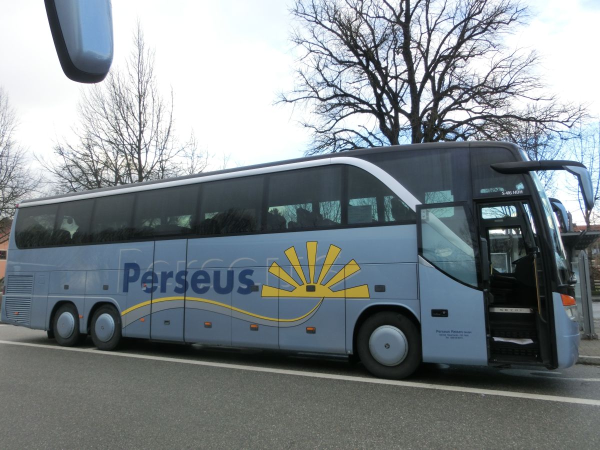 Setra S 416 HDH der '100 Jahre Otto Kässbohrer Edition' von Perseus-Reisen aus Neumarkt-St. Veit. Anlässlich des 100. Geburtstags von Otto Kässbohrer gab es ab 2003 eine auf 100 Exemplare limitierte Sonderserie der Setra TopClass 400. Dieses Fahrzeug wurde 2003 gebaut und ist mit 50+1 Schlafsesseln vom Modell 'Top' in Ambiente-Polsterung mit Lederkopfteil (in der üblichen 2-2-Bestuhlung das Topmodell) sowie natürlich mit Bordküche und Toilette ausgestattet. Als Antrieb dient ein V8 Typ MB OM 502 LA mit 350 kW (476 PS) (Leistung per Chiptuning gesteigert) und das automatisierte Zwölfgang-Schaltgetriebe ZF 12 AS 2300 B.
Bis 2012 gab es bei Perseus einen weiteren, identischen S 416 HDH.
Aufgenommen wurde der Reisebus hier am 2. 4. 2015 am Ampfinger Bahnhof während einem Schienenersatzverkehr zwischen Mühldorf/Inn und Ampfing (Bahnstrecke Mühldorf - München).