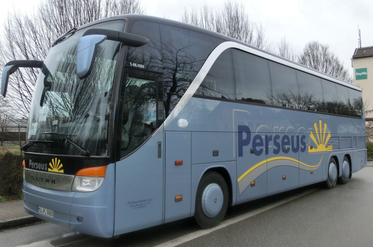 Setra S 416 HDH der '100 Jahre Otto Kässbohrer Edition' von Perseus-Reisen aus Neumarkt-St. Veit. Anlässlich des 100. Geburtstags von Otto Kässbohrer gab es ab 2003 eine auf 100 Exemplare limitierte Sonderserie der Setra TopClass 400. Dieses Fahrzeug wurde 2003 gebaut und ist mit 50+1 Schlafsesseln vom Modell 'Top' in Ambiente-Polsterung mit Lederkopfteil (in der üblichen 2-2-Bestuhlung das Topmodell) sowie natürlich mit Bordküche und Toilette ausgestattet. Als Antrieb dient ein V8 Typ MB OM 502 LA mit 350 kW (476 PS) (Leistung per Chiptuning gesteigert) und das automatisierte Zwölfgang-Schaltgetriebe ZF 12 AS 2300 B.
Bis 2012 gab es bei Perseus einen weiteren, identischen S 416 HDH.
Aufgenommen wurde der Reisebus hier am 2. 4. 2015 am Ampfinger Bahnhof während einem Schienenersatzverkehr zwischen Mühldorf/Inn und Ampfing (Bahnstrecke Mühldorf - München).