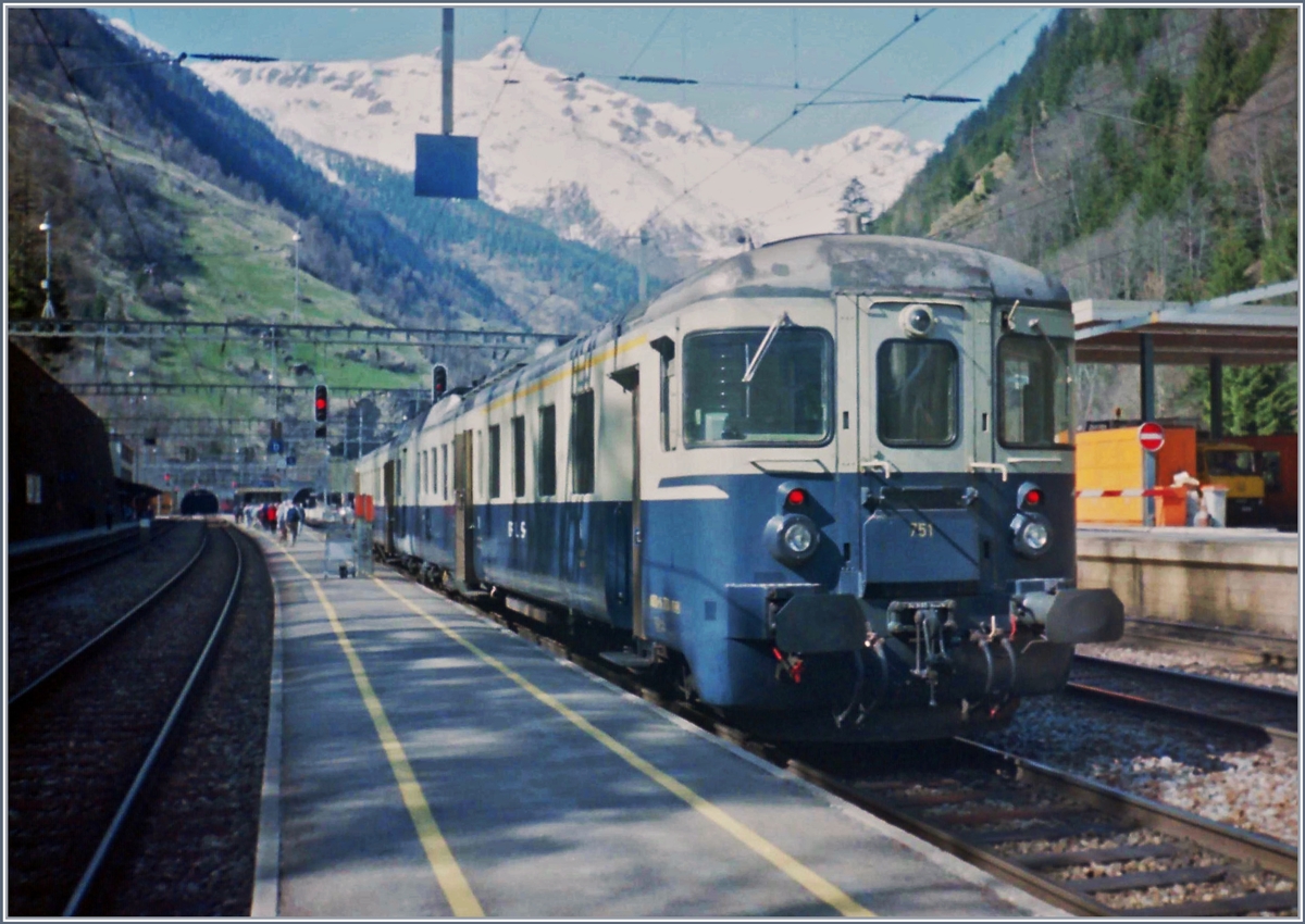 Sie prägen lange Jahre den Regionalverkehr auf der Lötschberg Südrampe: die BLS ABDe 4/8. Der BLS ABDe 4/8 751 (Zweite Serie) mit Bt in Goppenstein im August 1993.
