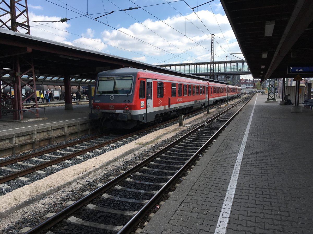 Sieht man auch nicht mehr allzu oft in Ulm 

Doppel 628 Garnitur bestehend aus dem ex Braunschweiger 628 542 und dem ex Kaiserslauterner 628 903 (2 Motoren) als Rb 22613 nach Aulendorf.

Ulm, 20.04.17