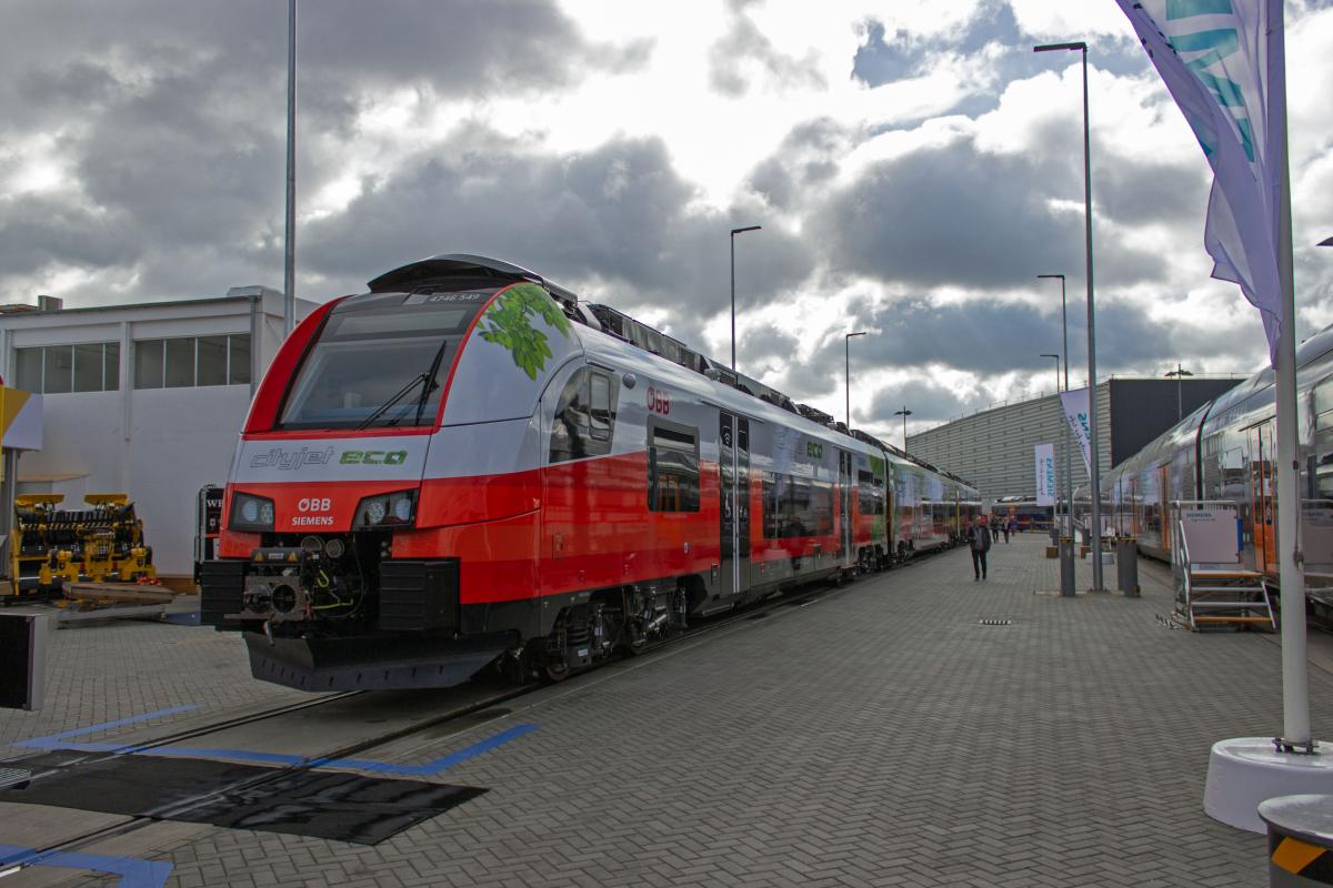 Siemens zeigte auf der Innotrans unter anderem einen als Hybrid-Triebzug ausgersteten Desiro-ML der BB. Mit dieser Zusatzausstattung ist der Zug in der Lage, Abschnitte ohne Oberleitung zu berbrcken und den Fahrzeugeinsatz auf diesen Strecken damit rentabler und umweltfreundlicher zu gestalten.