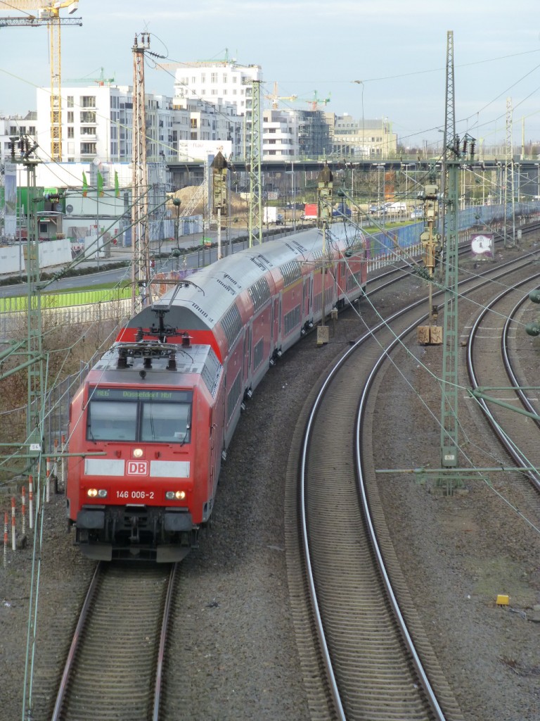 Silvester 13: 146 002 n�hert sich als RE 6 dem Ziel D�sseldort Hbf, hier an der Br�cke Am Wehrhahn.