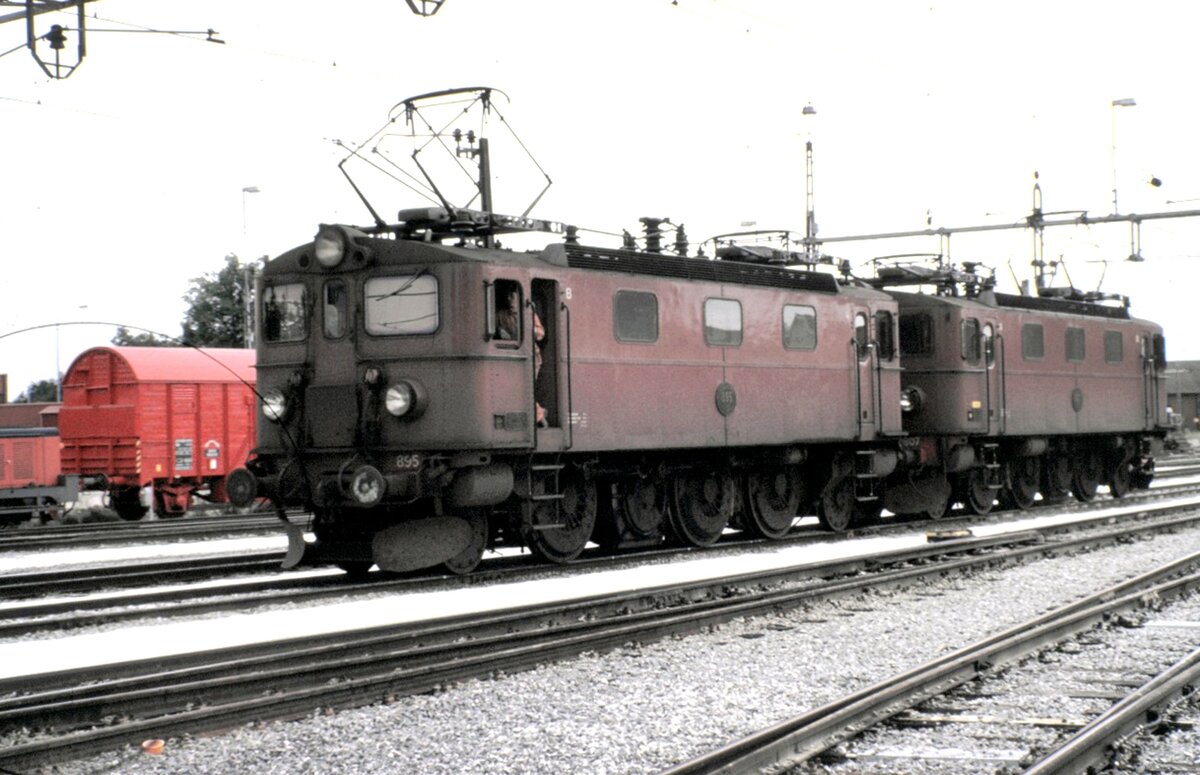 SJ Da Nr.895 und 807 in Hallsberg am 10.08.1985.