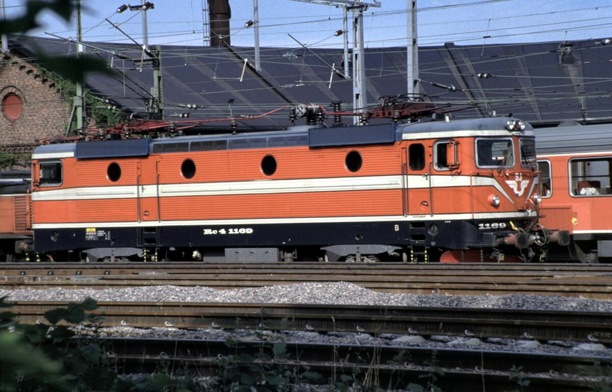 SJ Rc 4 Nr.1169 in Hallsberg am 04.08.1994.