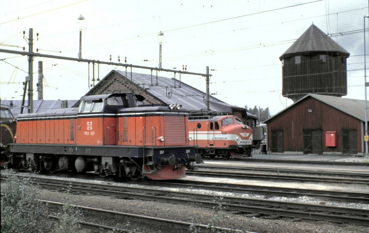 SJ T 43 Nr.257 und Ra Nr.990 in Hallsberg am 11.08.1985.