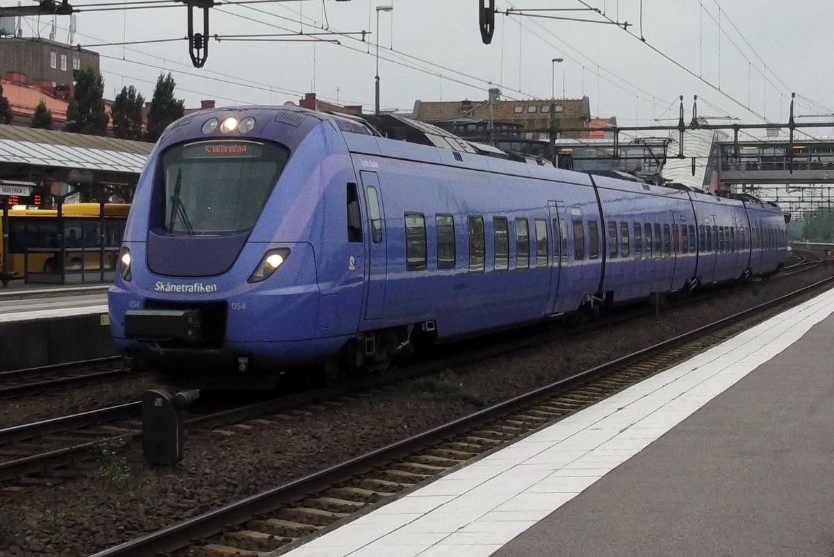 Skänetrafiken X 61054 verlässt Hässleholm am 14 September 2017.