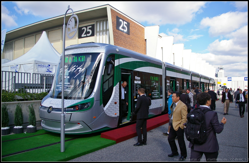 Skoda ForCity Classic fr die trkische Stadt Konya. Es ist eine Zweirichtingsbahn in Niederflurtechnik. Die Tram besitz eine Klimaanlage und Platz fr 364 Fahrgste.

Webseite: http://www.skoda.cz/de/produkte/strassenbahnen/forcity/strassenbahn-28-t/