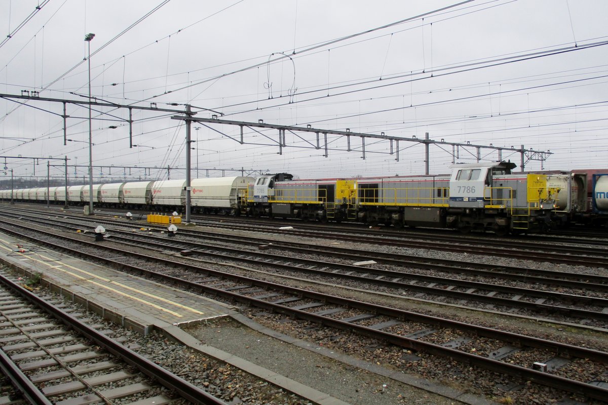 SNCB 7786 zieht ein Ermewa-Kalkzug in Venlo ein am trüben 18 März 2017.