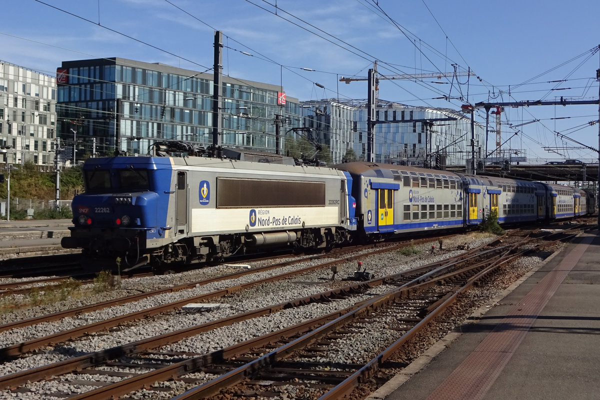 SNCF 22262 schiebt ein RER nach Calais aus Lille-Flandres aus am 20 September 2019.