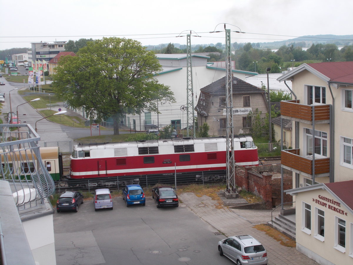 So sah ich die 118 770-7 bim Rangieren,am 21.Mai 2016,aus meinem Zimmerfenster in Bergen/Rügen.