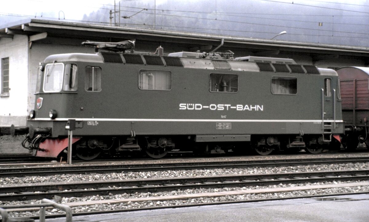 SOB Re 4/4 II ehemals der Süd-Ost-Bahn in Einsiedel am 19.09.1981. Die Lok wurde mit einer SBB Re IV getauscht.
