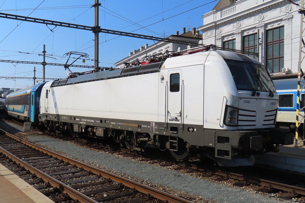 Sldner 6 193 576 'Eliska' steht mit der METROPOLITAN-EC nach Praha hl.n. am 19 September 2024 in Brno hl.n.