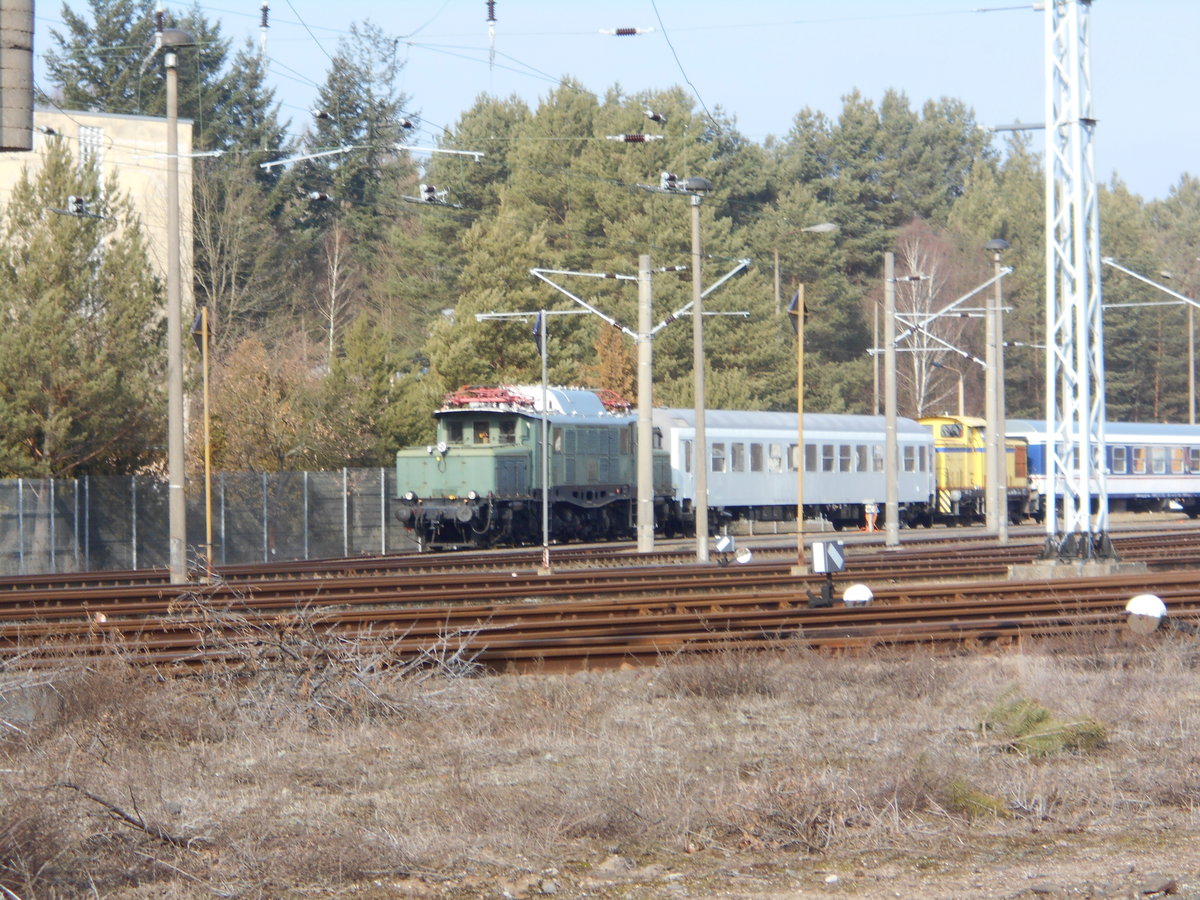 Sogar das  Eisenschwein  stand,am 17.Februar 2019,im Neterinawerk Neustrelitz.