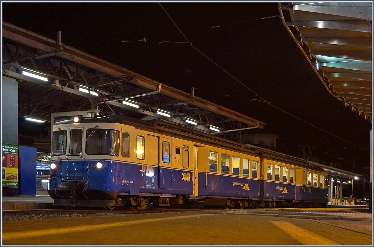 Solange sie noch fahren drücke ich ab, auch wenn dieses Bild erst zwei Sekunden später entstand (Selbstauslöser): Der MOB ABDe 8/8 4004 Fribourg  wartet in Montreux auf seine baldige Abfahrt nach Zweisimmen.
18. Feb.2018