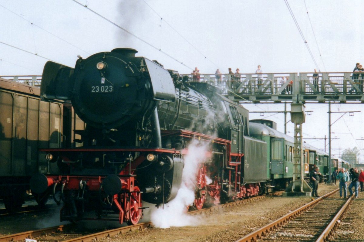 Sonderzug mit 23 023 dampft in Geldermalsen am 23 April 2004.