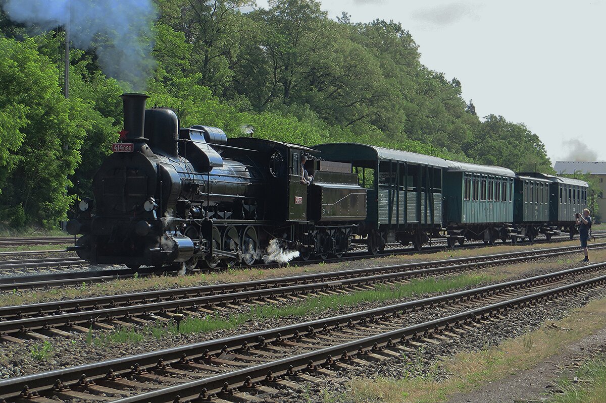 Sonderzug mit 414 096 steht am 11 Juni 2022 ins Eisenbahnmuseum von Luzna u Rakovnika.