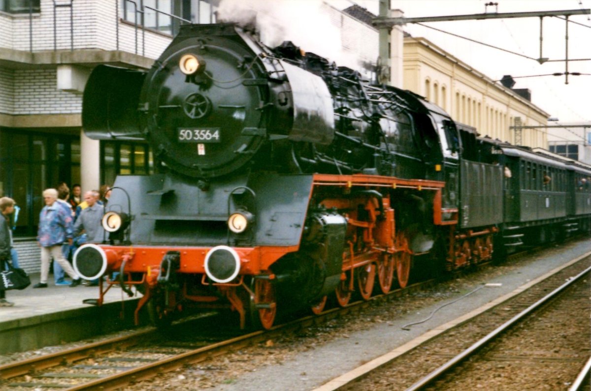 Sonderzug mit VSM 50 3564 steht am 25 November 1999 in Alkmaar. 