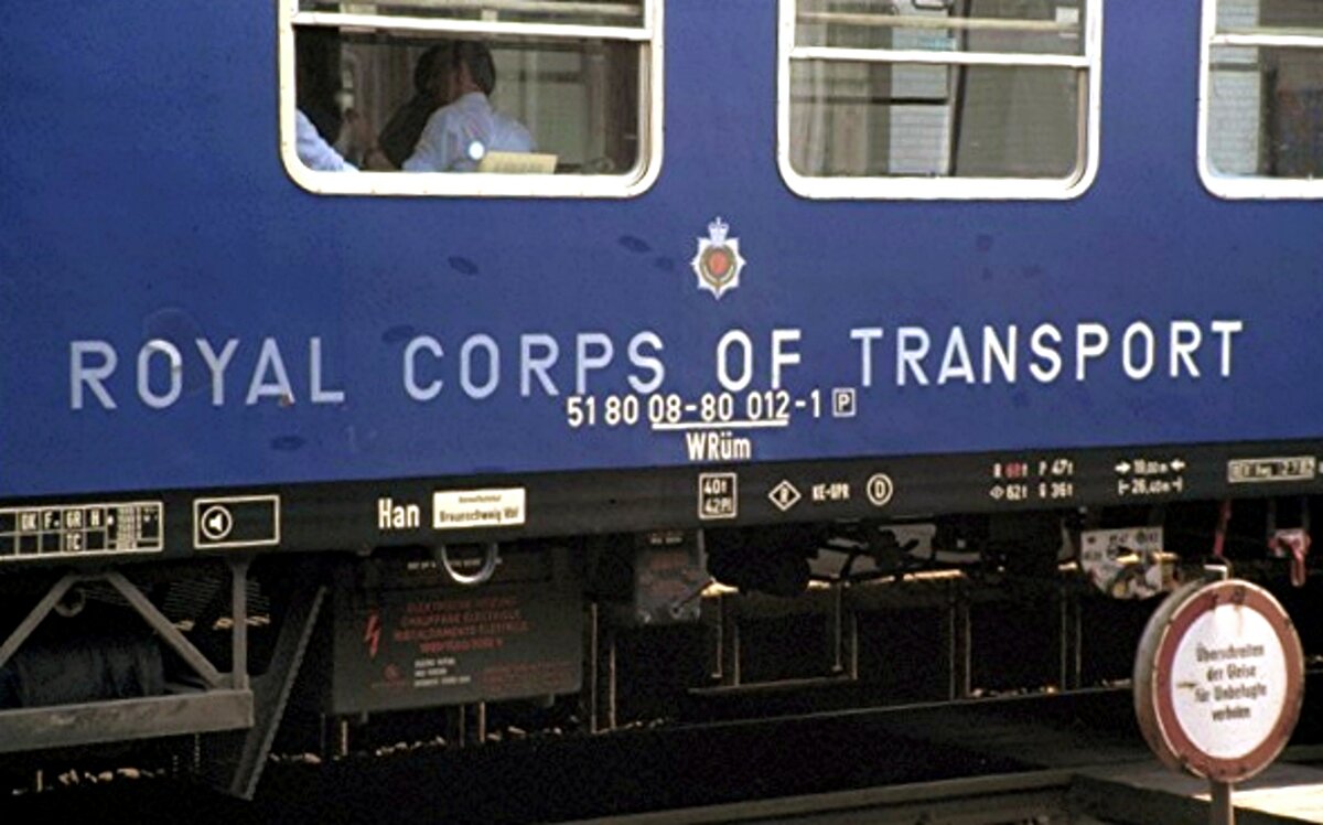 Speisewagen der Britischen Rheinarmee Royal Corps of Transport 51 80 08-80 012-1 WRüm in Braunschweig am 04.09.1982.