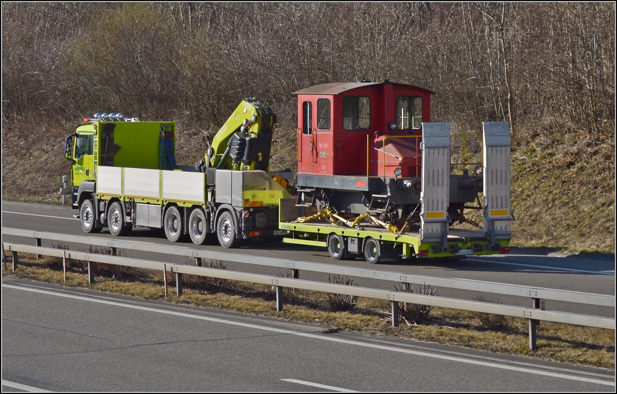 Spitzmaus auf Reisen. 

Schienentraktor Tm I Nr. 477 auf verlässt sein vorübergehendes Zuhause in Frauenfeld, um in Sargans ein neues Einsatzfeld zu finden. Um den Erhalt kümmert sich IG Schiene Schweiz. Februar 2014.