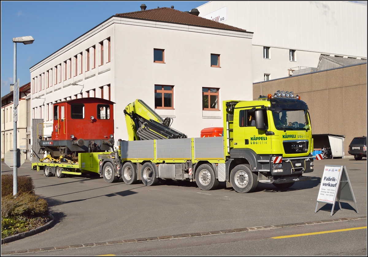 Spitzmaus auf Reisen. 

Schienentraktor Tm I Nr. 477 auf verlässt sein vorübergehendes Zuhause in Frauenfeld, um in Sargans ein neues Einsatzfeld zu finden. Um den Erhalt kümmert sich IG Schiene Schweiz. Februar 2014.