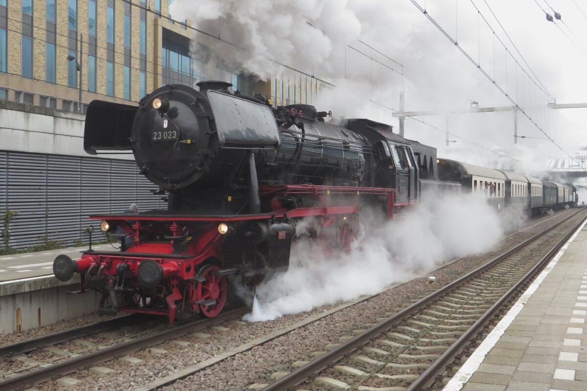 SSN 23 023 zieht ein Dampfpendelzug als 'Christmass-Express' am 17 Dezember 2022 aus Arnhem aus nach Ede-wageningen.