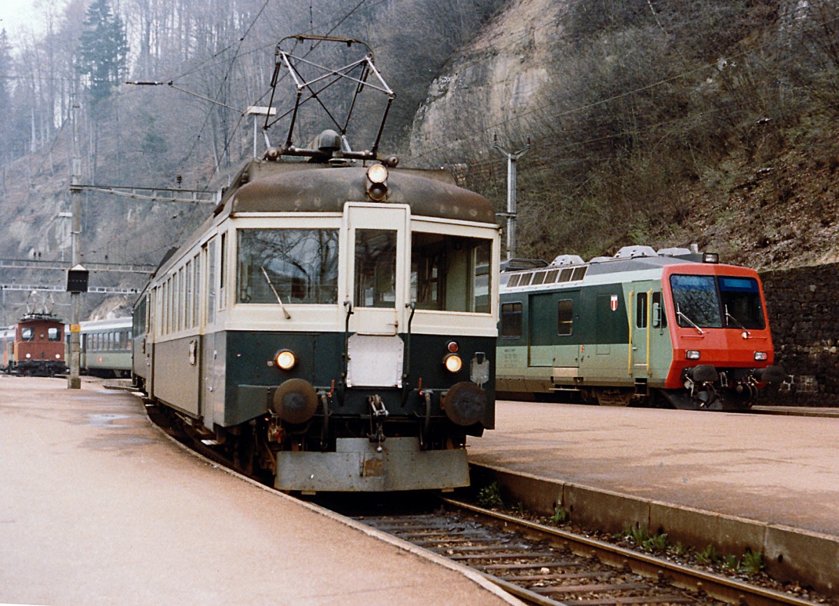 STB: Die Sensetalbahn hatte ihren Betrieb am 23.1.1904 aufgenommen. Die Streckenführung begann beim SBB-Bahnhof Flamatt und endete beim BN-Bahnhof Gümmenen. Am 23.5.1993 wurde der Streckenabschnitt Laupen-Gümmenen auf Busbetrieb umgestellt. Mit der Eröffnung der S-Bahn Bern wurde Laupen zu einem Endehalt einer S-Bahn. Die S-Bahn ab Freiburg endet bereits in Neuenegg. Zur Zeit befinden sich an der ehemaligen STB Strecke keine SBB Cargo Kunden mehr. Im Jahre 1986 wurden in Neuenegg die Güterwagen von einer SBB Ae 6/6 abgeholt. Ab dem Jahre 1987 hatte diese Aufgabe eine BLS Ae 6/8 übernommen. STB Pendelzug bestehend aus einem Be 4/4 106/107 ex SOB ABe 4/4 und dem Bti 201 ex BN Personenwagen anlässlich einer Begegnung mit einem Regionalzug bestehend aus einem NPZ RBDe 562 mit grünem Versuchsanstrich, der nicht verwirklicht wurde.
Foto: Walter Ruetsch