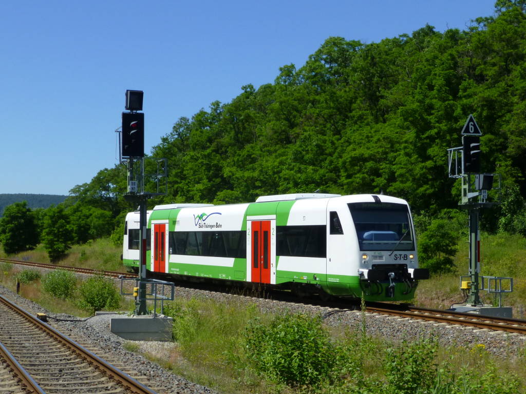 STB VT 145 kommt ursprünglich von der ODEG, was aber inzwischen von außen nur noch an fehlenden Mittelpufferkupplungen zu erkennen ist. Der Innenraum ist immer noch in den ODEG-Farben gehalten und unterscheidet sich auch durch das große WC von den normalen STB-Fahrzeugen. Am 23.6.16 pendelt er zwischen Meiningen und Grimmenthal.