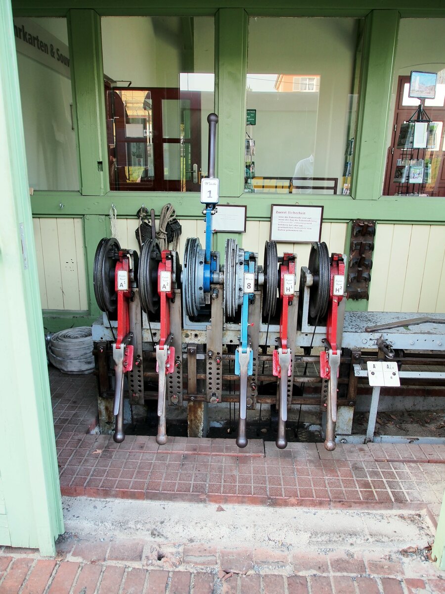 Stellwerk im Bahnhof Moritzburg am 12.04.2016. Der Bereich wird geöffnet, wenn Rangierfahrten im Bahnhof anfallen (in der Regel der letzte Zug, der in Moritzburg wendet).