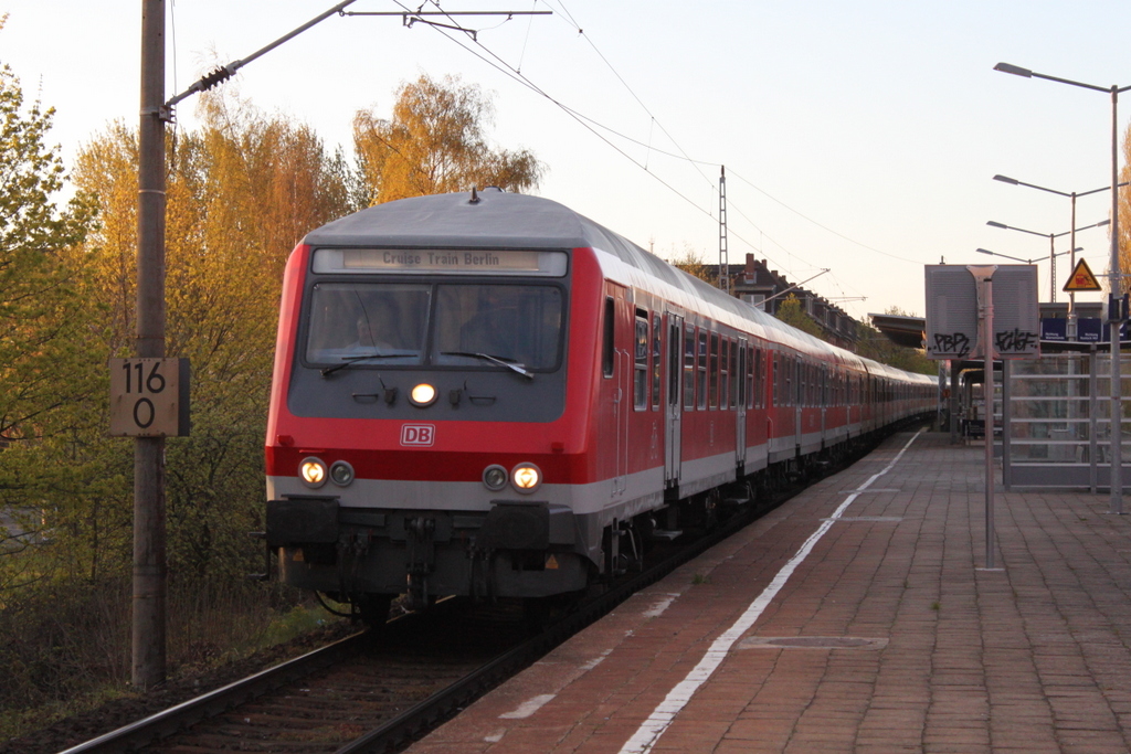 Steuerwagen der Bauart Wittenberge(Basis:y-Wagen/Halberst�dter)als Kreuzfahrer-Leerzug 70115 von Rostock Hbf nach Warnem�nde bei der Durchfahrt im Haltepunkt Rostock-Holbeinplatz.28.04.2017