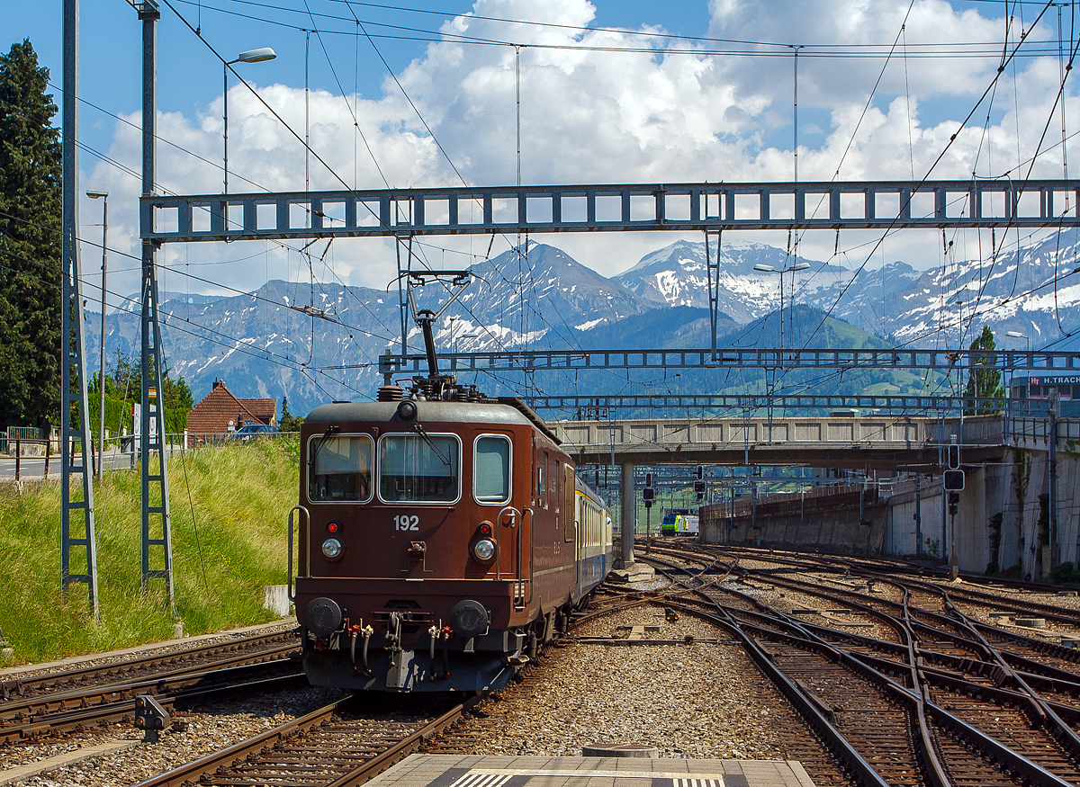 Steuerwagen voraus (Bt 50 63 20 - 33 950-6) verlässt der BLS Pendelzug als Regio Spiez–Interlaken Ost am 28.05.2012 den Bahnhof Spiez. Die Garnitur besteht aus Einheitswagen I (EW I) und als Schublok die BLS Re 4/4 - 192  Spiez  (Re 425).