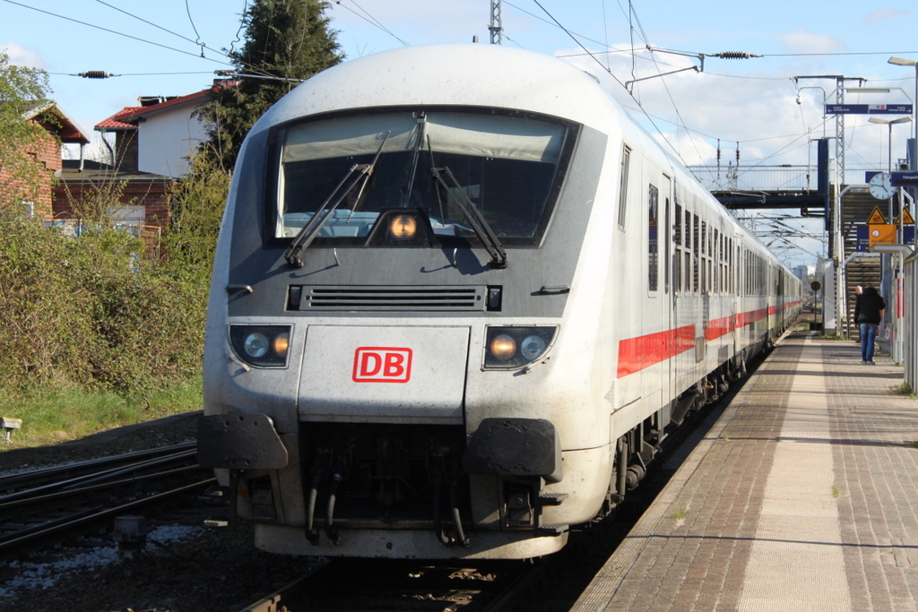 Steuerwagen(Bimmdzf)als IC 2300 von M�nchen Hbf nach Warnem�nde bei der Durchfahrt im Haltepunkt Rostock-Bramow, geschoben hatte 120 120-1 16.04.2017