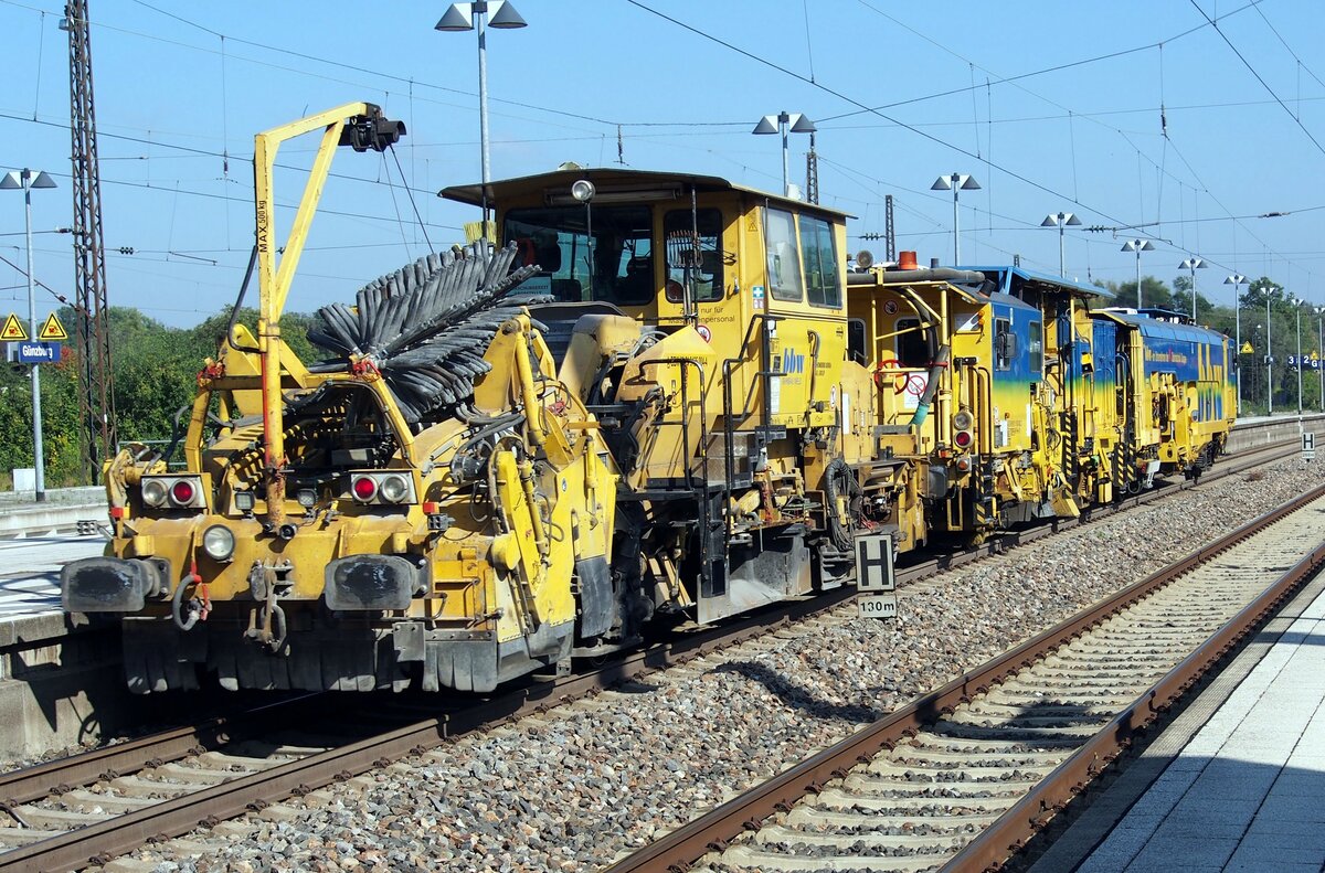 Stopfmaschine und Schotterpflug von BBW in G�nzburg am 09.10.2021.