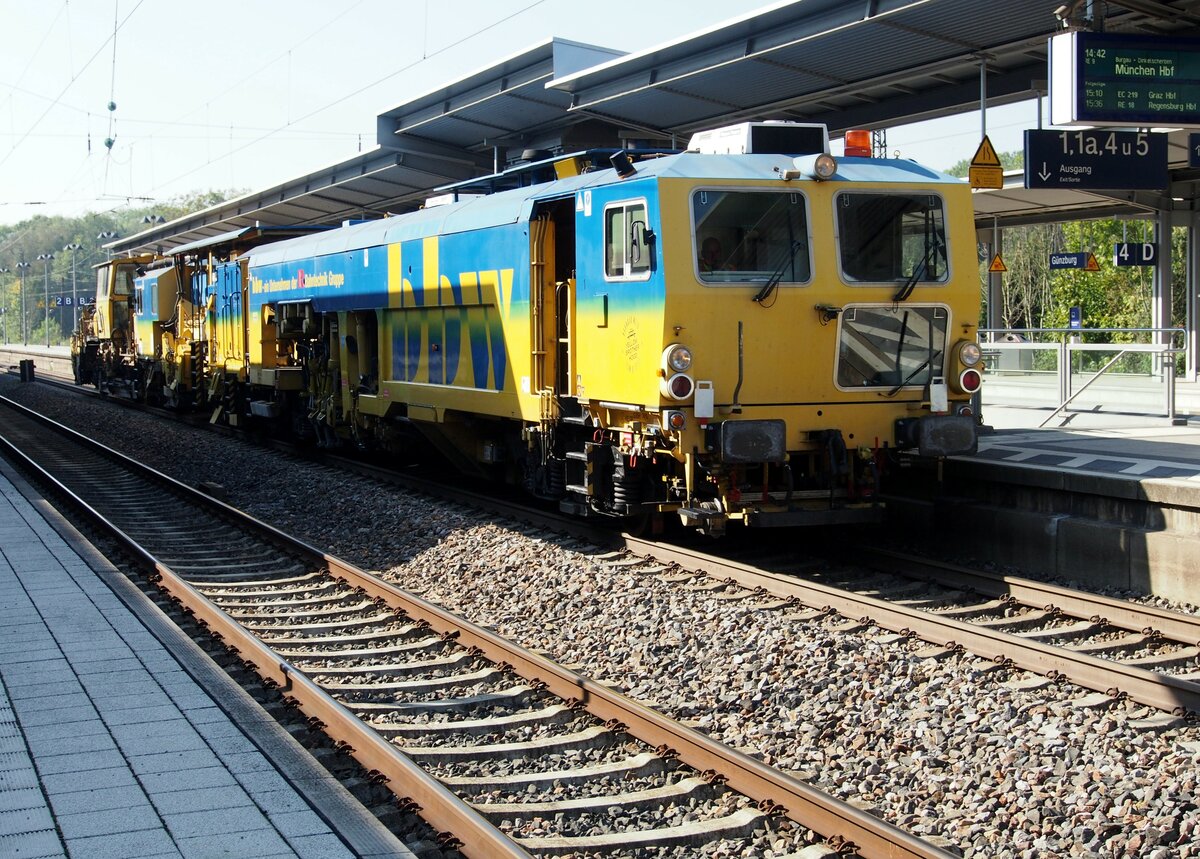 Stopfmaschine und Schotterpflug von BBW in G�nzburg am 09.10.2021.