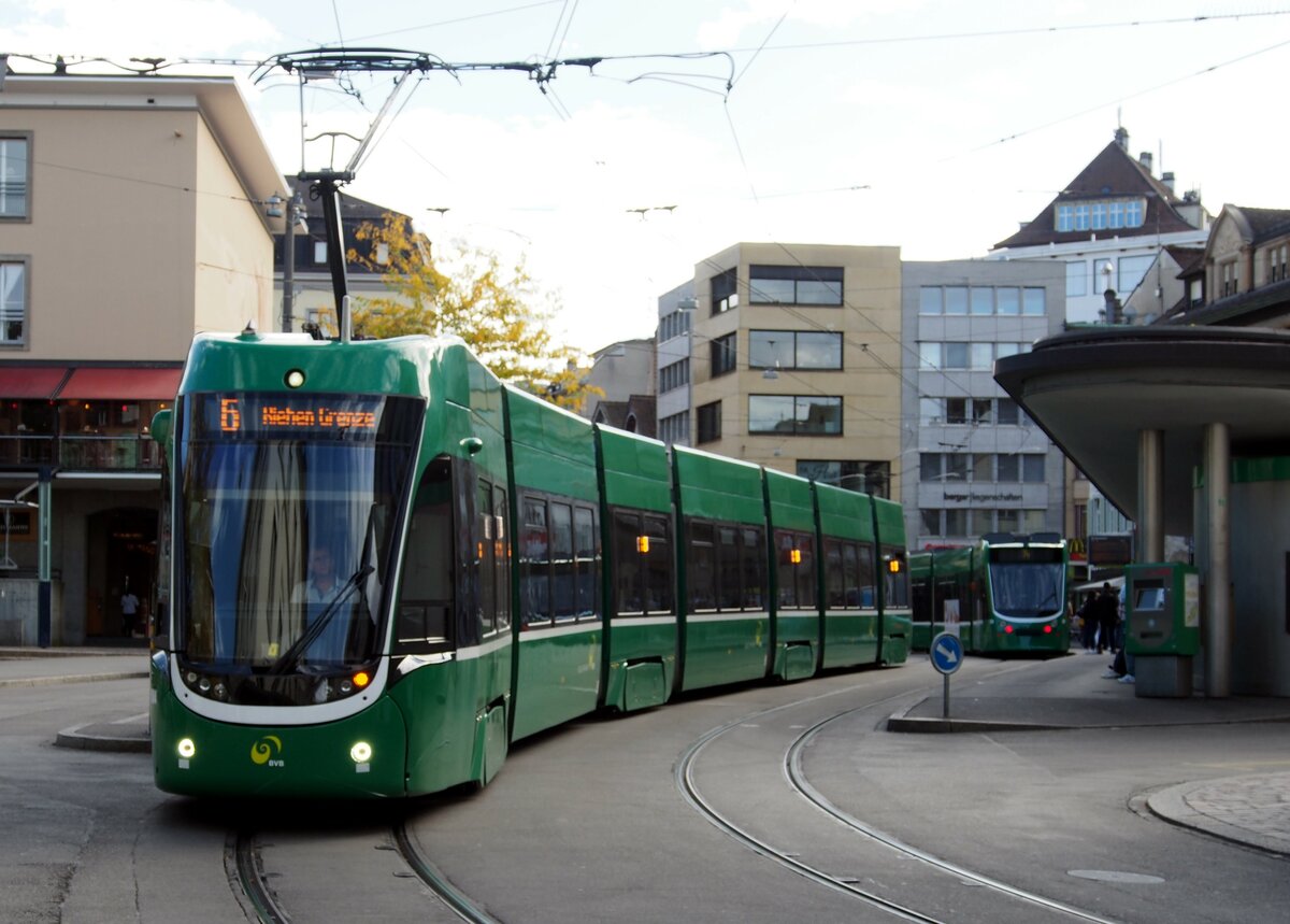 Straßenbahn / Stadtverkehr Basel; Be 4/6 Nr.6016 Flexity 2 am Barfüsserplatz in Basel am 29.09.2019.