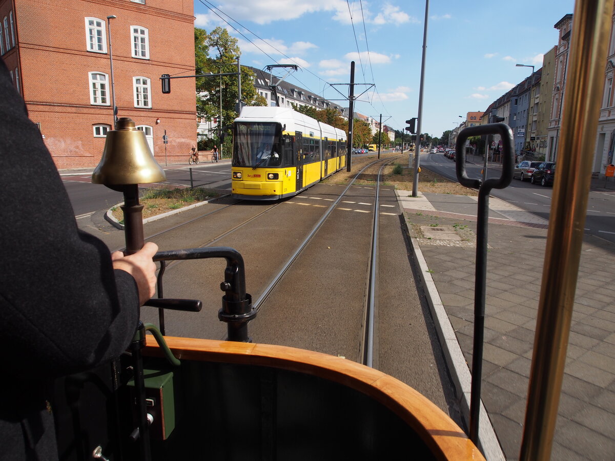 Straßenbahn / Stadtverkehr; Berlin Köpenick;    Mitfahrt auf der Plattform derT 2 Nr.10 von Herbrand Baujahr 1903, Begegnung mit GT 6 ZO Nr.2235 am 08.09.2018.