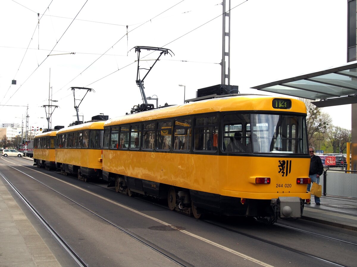 Stra�enbahn / Stadtverkehr Dresden T 4 DMT Nr.224 261 Baujahr 1976 und TB 4 D Baujahr 1979 von CKC Tatra in Dresden in der Prager Stra�e am 17.04.2015.