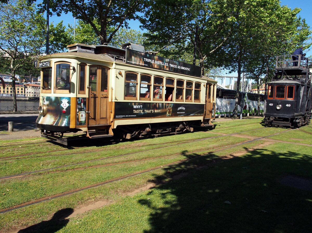 Stra�enbahn / Stadtverkehr Porto; Tram No.131 und Turmtriebwagen No.49 vor dem Trammuseum in Porto am 15.05.2018.
