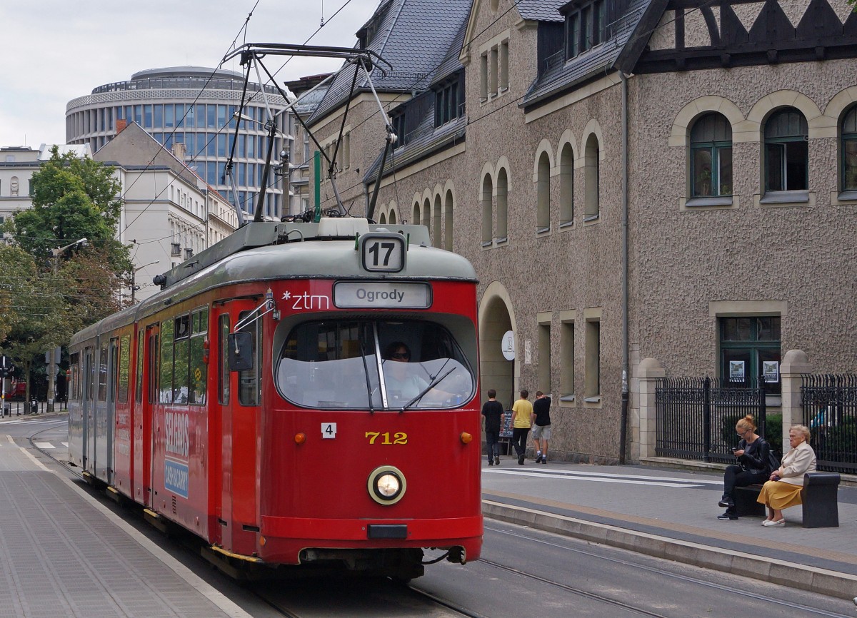 STRASSENBAHNBETRIEBE IN POLEN
Strassenbahn POSEN
Auf dem Strassenbahnnetz sind auch Gebrauchtwagen aus Dsseldorf und Frankfurt am Main zu sehen. Dwag GT8 712 ex Dsseldorf mit Werbeaufschrift aufgenommen am 17. August 2014.  
Foto: Walter Ruetsch