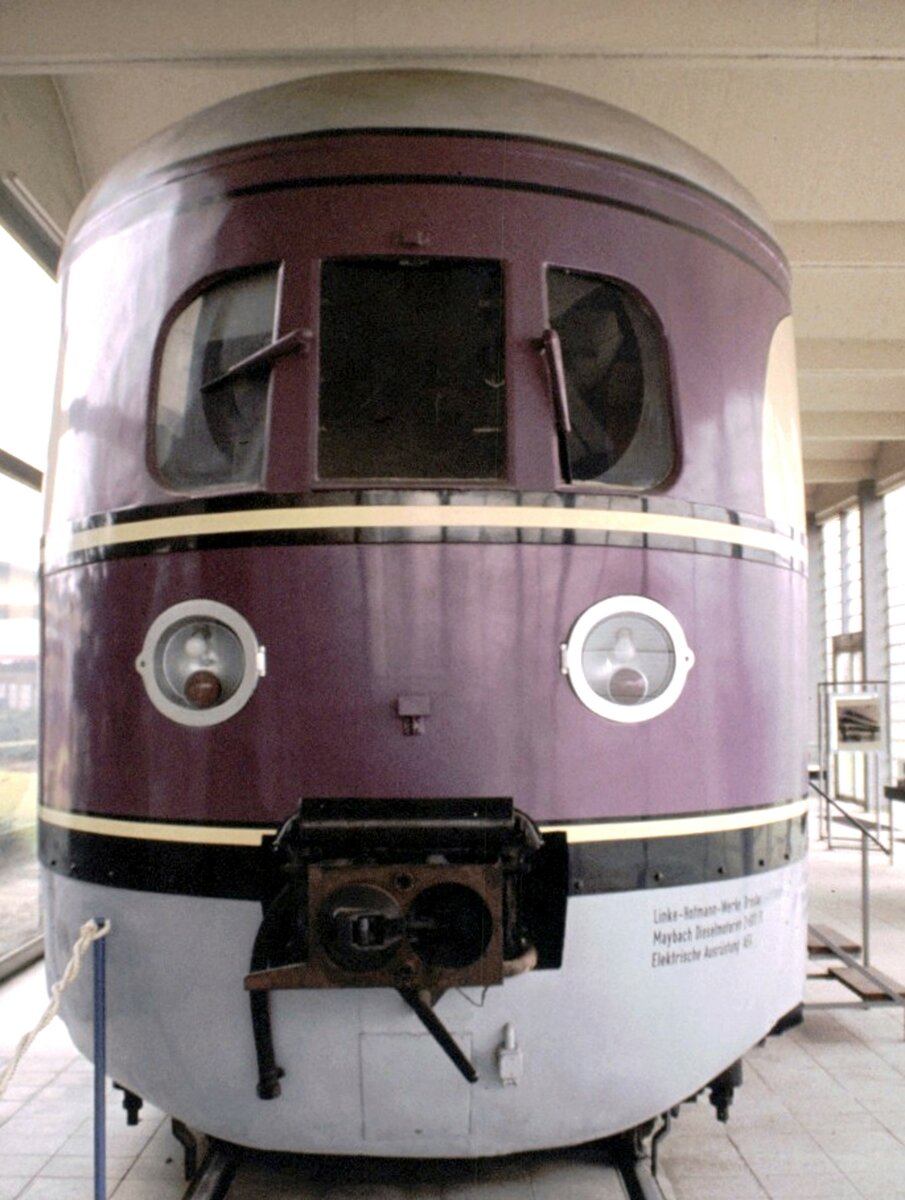 SVT 137 277 im LHB / Alstom Werksmuseum in Salzgitter-Watenstedt im Februar 1980. Frontansicht.