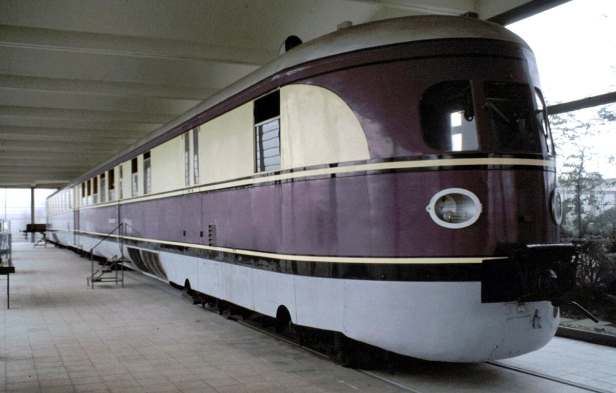 SVT 137 277 im LHB / Alstom Werksmuseum in Salzgitter-Watenstedt im Februar 1980. Gesamtansicht des (aus Platzgr�nden) nur zweiteiligen Triebwagens.
