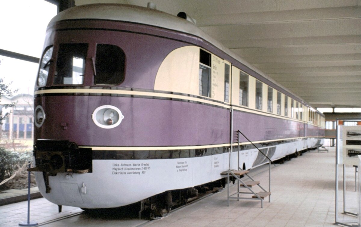 SVT 137 277 im LHB / Alstom Werksmuseum in Salzgitter-Watenstedt im Februar 1980. Gesamtansicht des (aus Platzgr�nden) nur zweiteiligen Triebwagens.