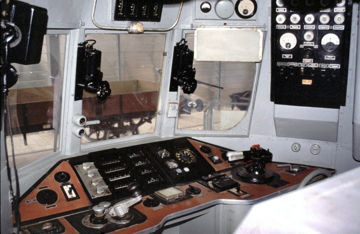 SVT 137 277 im LHB / Alstom Werksmuseum in Salzgitter-Watenstedt im Februar 1980. F�hrerstand.
